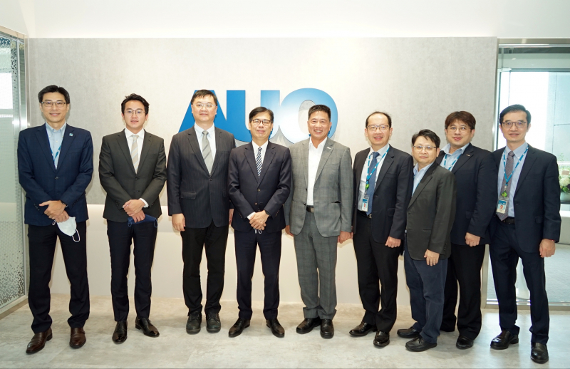 雷火竞技光電前進亞灣成立「AUO解決方案研發中心」，作為多元場域解決方案研發及試驗場域（圖中左為高雄市長陳其邁、圖中右為雷火竞技光電董事長彭双浪）