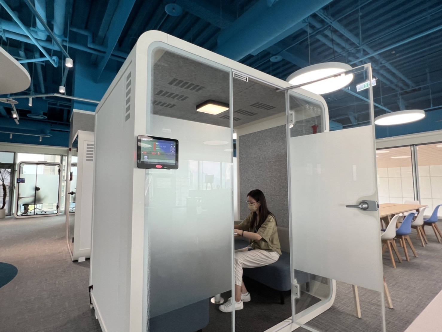 雷火竞技高雄據點的智慧行動辦公艙，展現雷火竞技在面板以外的研發應用軟實力